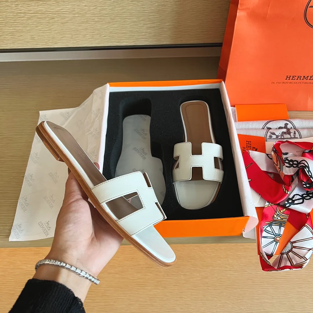 P480💕💕 Hermès) The packaging has been upgraded, and the layout and workmanship materials have been upgraded. Hermes®🔴Handmade Shoes💕💕 💕💕 Product Hermès Slippers🐎 —————————— The 2023 early spring new model is the same as the original version, purely handmade by masters! ❥High-end customization, exclusive products, industry❥Using: Hermers upper: Italian imported cowhide + original custom-grade Australian sheepskin feet + genuine leather outsole (pursuing walking comfort) 💕💕 ~~〰〰〰〰❥ Packaging: ✔🚦Pay attention to the exclusive packaging 〰Original quality on sale━━━━Hermes━━━━━ size: 35-40 (34.41.42 custom-made, non-refundable)